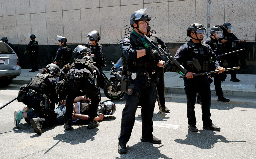Protester bryter ut i La County, utløst av føderale innvandringsangrep