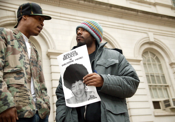 "Assata Shakur Is Welcome Here" Offentlig demonstrasjon som er vert av Talib og Mos Def