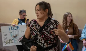 ‘Jeg er knust’: Trans Kansans regner med at førerkortene deres blir ugyldige