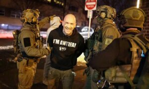 Påtalemyndigheten prøver å kriminalisere helt svarte klær i Texas-saken mot den såkalte &laquo;Antifa Cell&raquo;