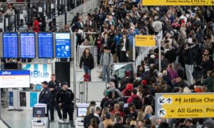 Trump sender amerikanske immigrasjonsagenter til flyplasser etter hvert som nedstengningskaoset blir dypere