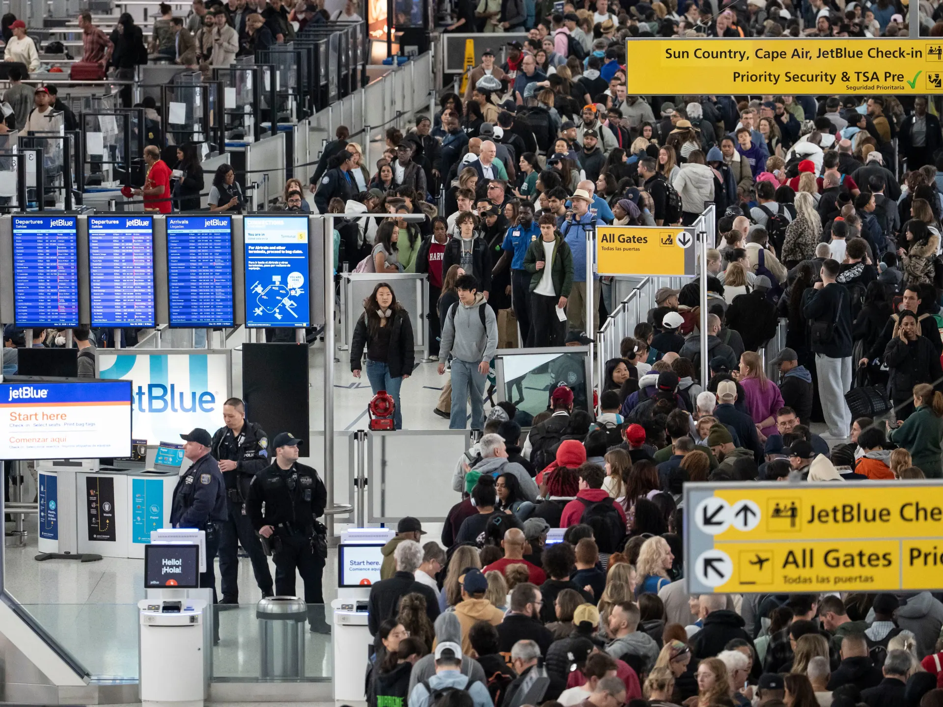 Trump sender amerikanske immigrasjonsagenter til flyplasser etter hvert som nedstengningskaoset blir dypere