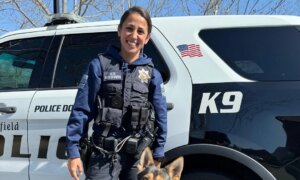 California politimann som slo svart tenåring sett dra en annen tenåring ut av bilen med håret under forrige hendelse