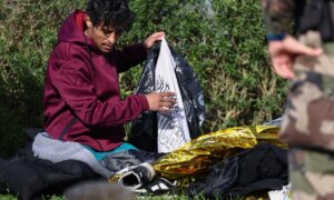Fire dør, dusinvis reddet i forsøk på å krysse kanal fra Frankrike til Storbritannia