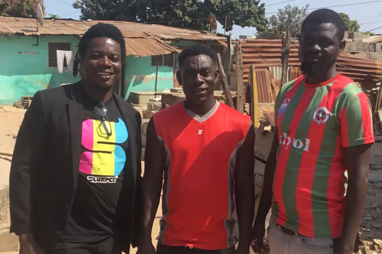 De vokste opp sammen i Ghana Town, men begge forblir uten juridisk dokumentasjon.