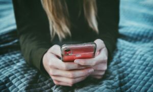 LGBTQ+ retningslinjer for sikkerhet og personvern avviste på tvers av store plattformer, ifølge den nye GLAAD-rapporten