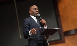 Pastor Jamal Bryant konverterer 35 dekar av kirken til 390 rimelige hjem for svarte familier