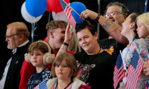 Trump Admin fortsetter «Bare hvite» immigrasjonspolitikk ved å ønske 10 000 flere hvite sørafrikanere velkommen