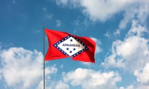 White Woman angir søksmål og hevder at Helhvite Arkansas Town har avvist henne over svart mann og barn