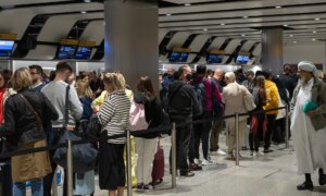 Netto migrasjon til Storbritannia faller med nesten 50 prosent på grunn av strammere politikk