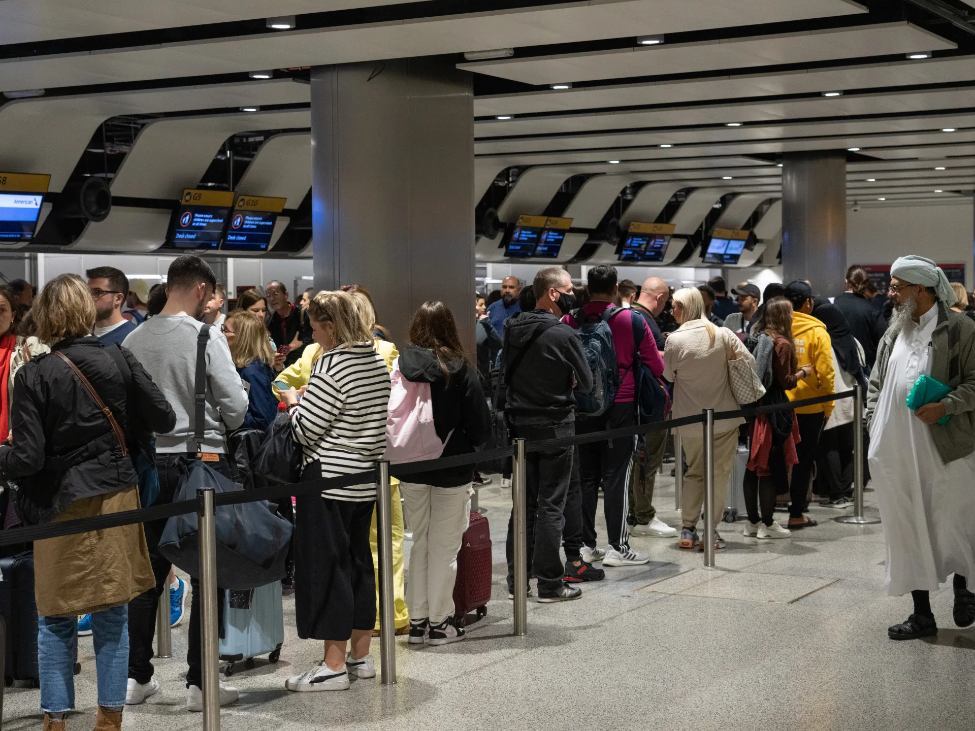 Netto migrasjon til Storbritannia faller med nesten 50 prosent på grunn av strammere politikk