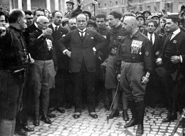 Den italienske fascistiske lederen Benito Mussolini, i midten, hender på hoftene, med medlemmer av fascistpartiet, i Roma, Italia, 28. oktober 1922, etter deres mars i Roma (AP Photo)