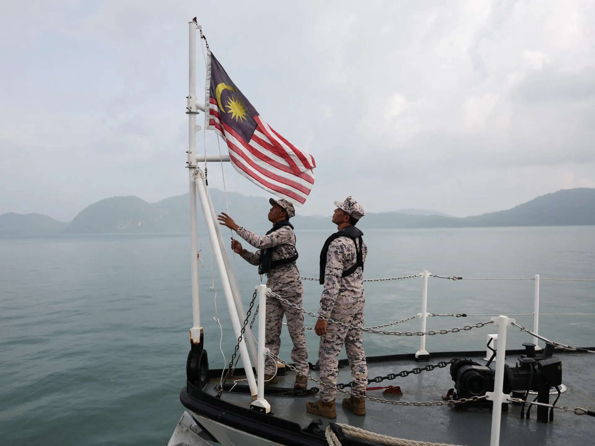 Malaysia redder 23 migranter etter at båten kantret, 14 er fortsatt savnet