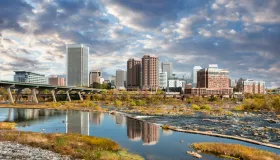 Richmond Virginia sentrums skyline utsikt over James River USA