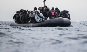 Italia har gjenfunnet 10 lik da båt med nesten 60 om bord kantret utenfor Malta