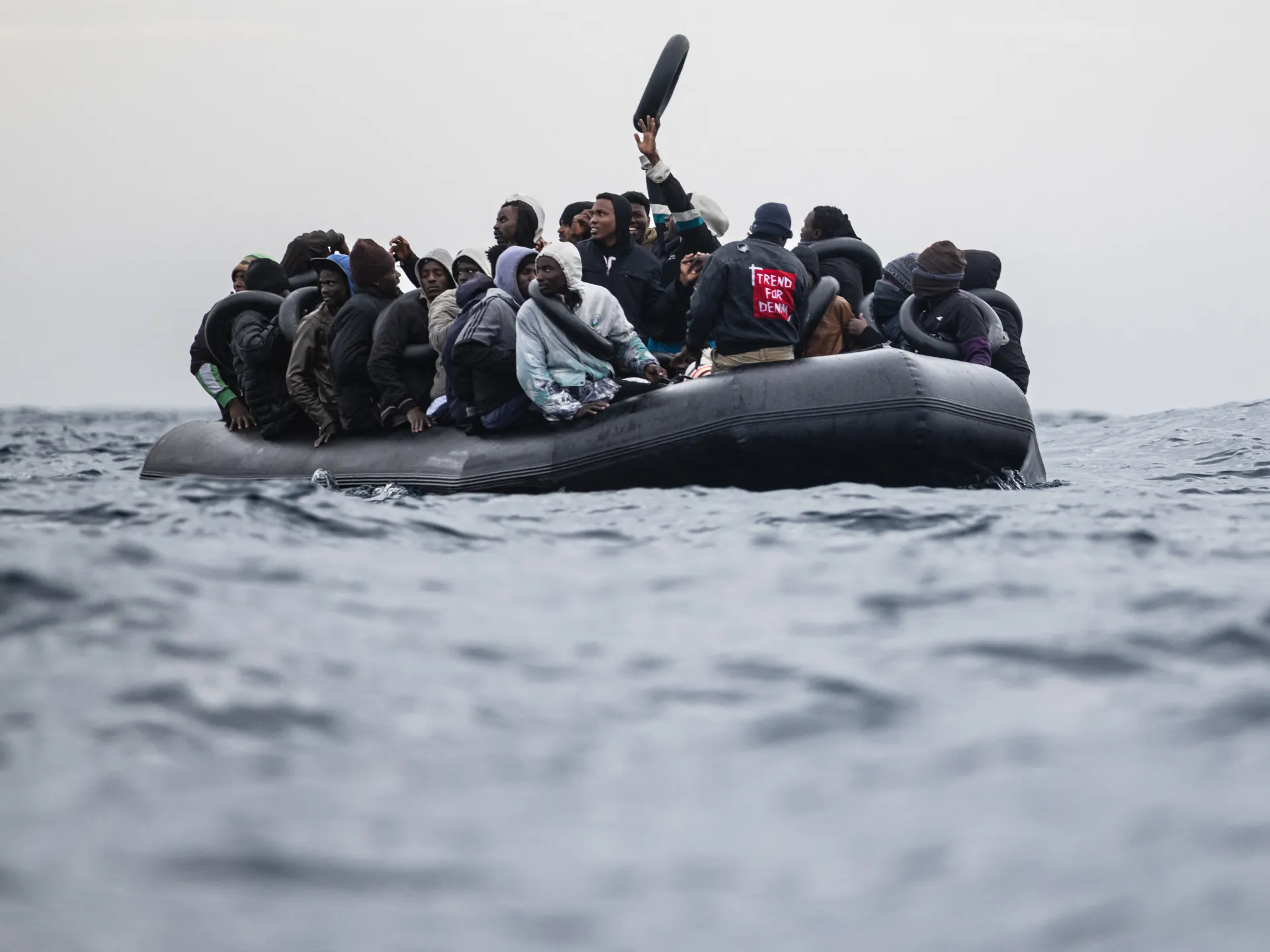 Italia har gjenfunnet 10 lik da båt med nesten 60 om bord kantret utenfor Malta