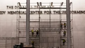 Donald Trumps navn er fjernet fra Kennedy Center-bygningen