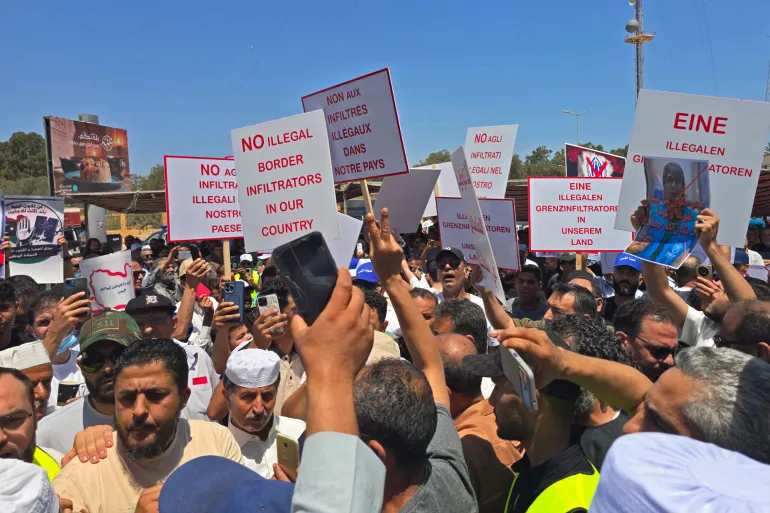 Libyaere deltar i en demonstrasjon foran UNHCR-kontoret i Tripoli 4. juni 2026, og krever avgang og nedleggelse av UNHCR-kontorene og erklærer «Nei til utenlandsk bosetting i Libya».
