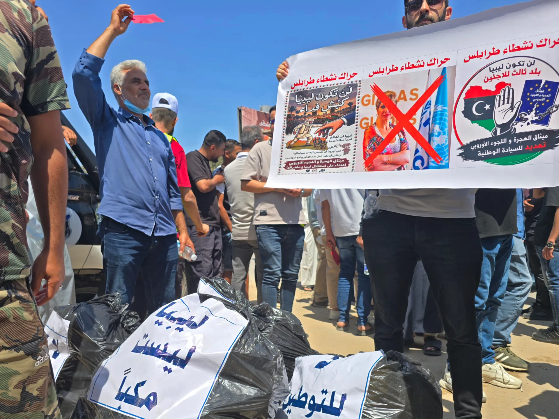 Hundrevis protesterer i Libya utenfor FN-organet mot papirløse migranter