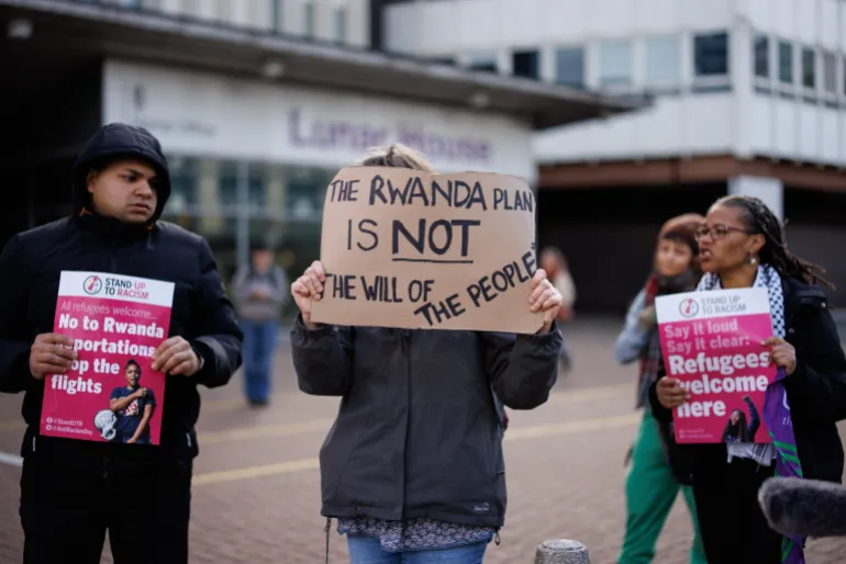 Kampanjer protesterer mot den britiske regjeringens Rwanda-deportasjonsordning utenfor et immigrasjonssenter for innenriksdepartementet i Croydon, Sør-London, Storbritannia, 29. april 2024. (Tolga Akmen/EPA)