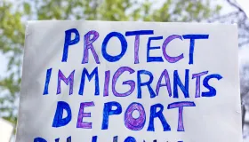 Santa Fe, NM: Protestskilt: BESKYTT IMMIGRANTER DEPORTER MILLIARDÆRER