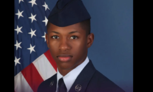 Moren til de drepte flyverne Roger Fortson sier politiet i Florida som drepte ham fortsetter å utsette rettssaken