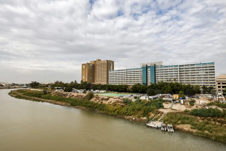 Dette bildet tatt 24. desember 2023 viser en utsikt over sykehuskomplekset Bagdad Medical City med utsikt over elven Tigris i sentrum av Bagdad. Iraks allerede svinnende elver er rammet av tørke og kveles under medisinsk avfall og kloakkforurensning. (Foto: AHMAD AL-RUBAYE / AFP)