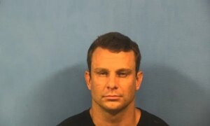 Hvit Illinois-mann anklaget for å ha kastet sleng mot en 9 år gammel svart gutt, dyttet ham og kastet sykkelen sin