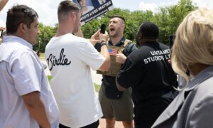 Jake Lang prøvde å protestere mot svarte mennesker på BET Awards, og det gikk omtrent som du ville forvente