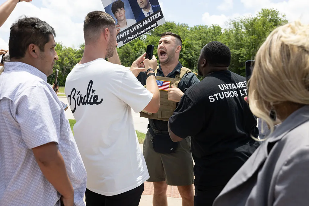 Jake Lang prøvde å protestere mot svarte mennesker på BET Awards, og det gikk omtrent som du ville forvente