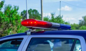 Politimannen i Ohio knelte på en 15 år gammel svart jente på en juni-feiring. Han fikk betalt permisjon