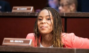 Rep. Shontel Brown stenger rasistisk GOP-representant som sier at hun prøver å få mer velferd &laquo;for folket sitt&raquo;