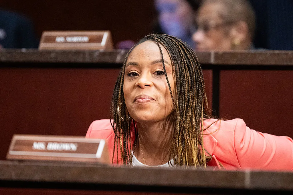Rep. Shontel Brown stenger rasistisk GOP-representant som sier at hun prøver å få mer velferd "for folket sitt"