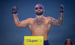 UFC Fighter som kalte Michelle Obama ‘A Man’ hevder at han ga henne et ‘kompliment’