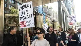 Aktivister demonstrerer mot ABCs beslutning om å suspendere Late Night-verten Jimmy Kimmel over kommentarer om Charlie Kirk-skytingen