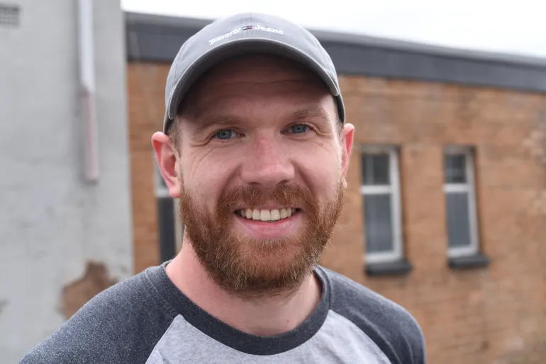 Makerfield lokale Cameron Graham stemte på Andy Burnham i det sentrale mellomvalget, i håp om at han vil erstatte Keir Starmer som Labour-leder og statsminister (Simon Speakman Cordall/Al Jazeera)