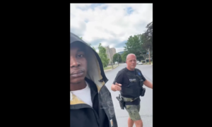 Video: PA-politiet trakasserer og legger i håndjern svart tenåring etter å ha kommentert at han hadde på seg en jakke på en &laquo;varm dag&raquo;