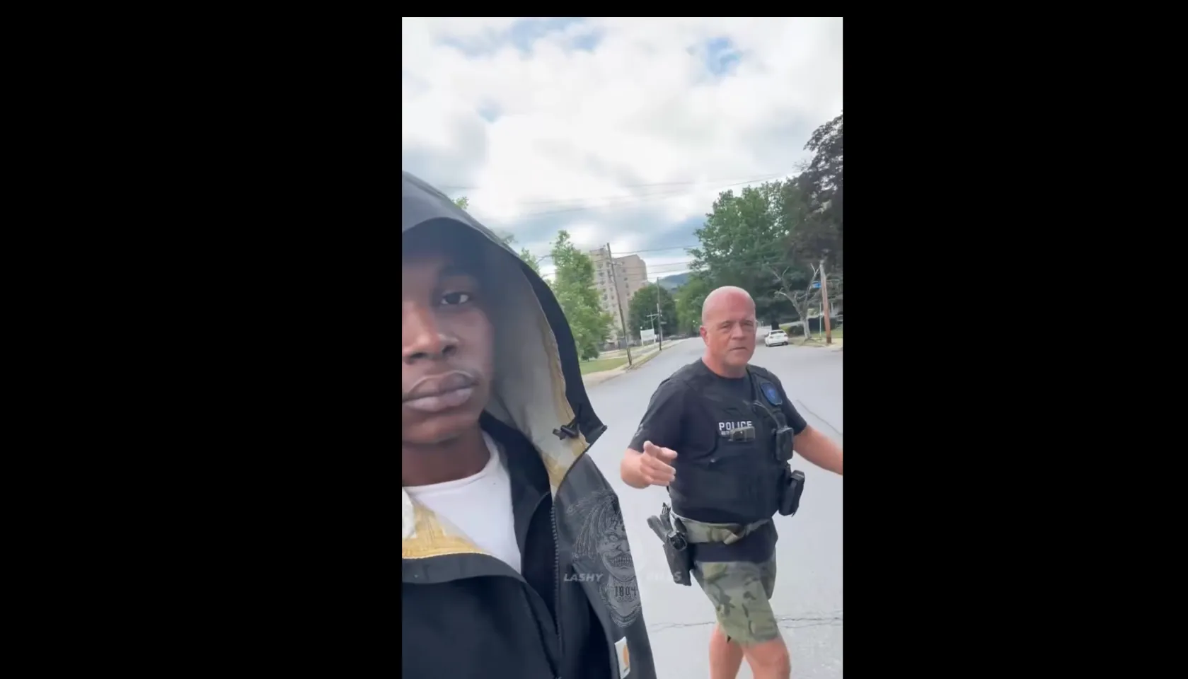 Video: PA-politiet trakasserer og legger i håndjern svart tenåring etter å ha kommentert at han hadde på seg en jakke på en "varm dag"