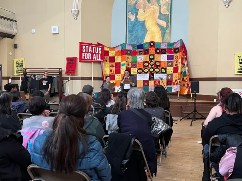 Luisa Ortiz-Garza, en migrantrettighetsarrangør ved Parkdale Community Legal Services, taler under et arrangement i Toronto, Canada