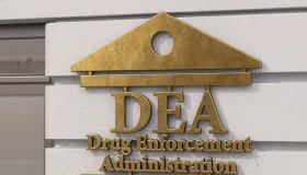 DEA Drug Enforcement Administration-skilt på kontorveggen