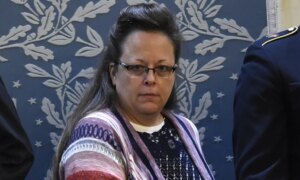 Kim Davis anklaget for å ha gjemt arv for å unngå å betale 565 000 dollar dom til par av samme kjønn