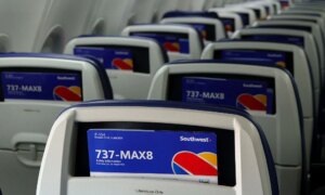 Black Airline-ansatt truer med å &laquo;ringe ICE&raquo; på passasjerer fordi de &laquo;ikke oppfører seg som en amerikansk statsborger&raquo;