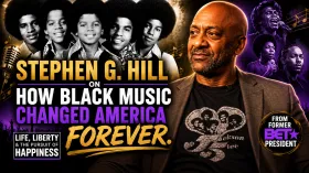 Et portrett av Stephen G. Hill, en tidligere BET-president, omgitt av bilder av Jackson 5 og andre Black-musikere. Teksten lyder "How Black Music Changed America Forever: Life, Liberty & the Pursuit of Happiness".