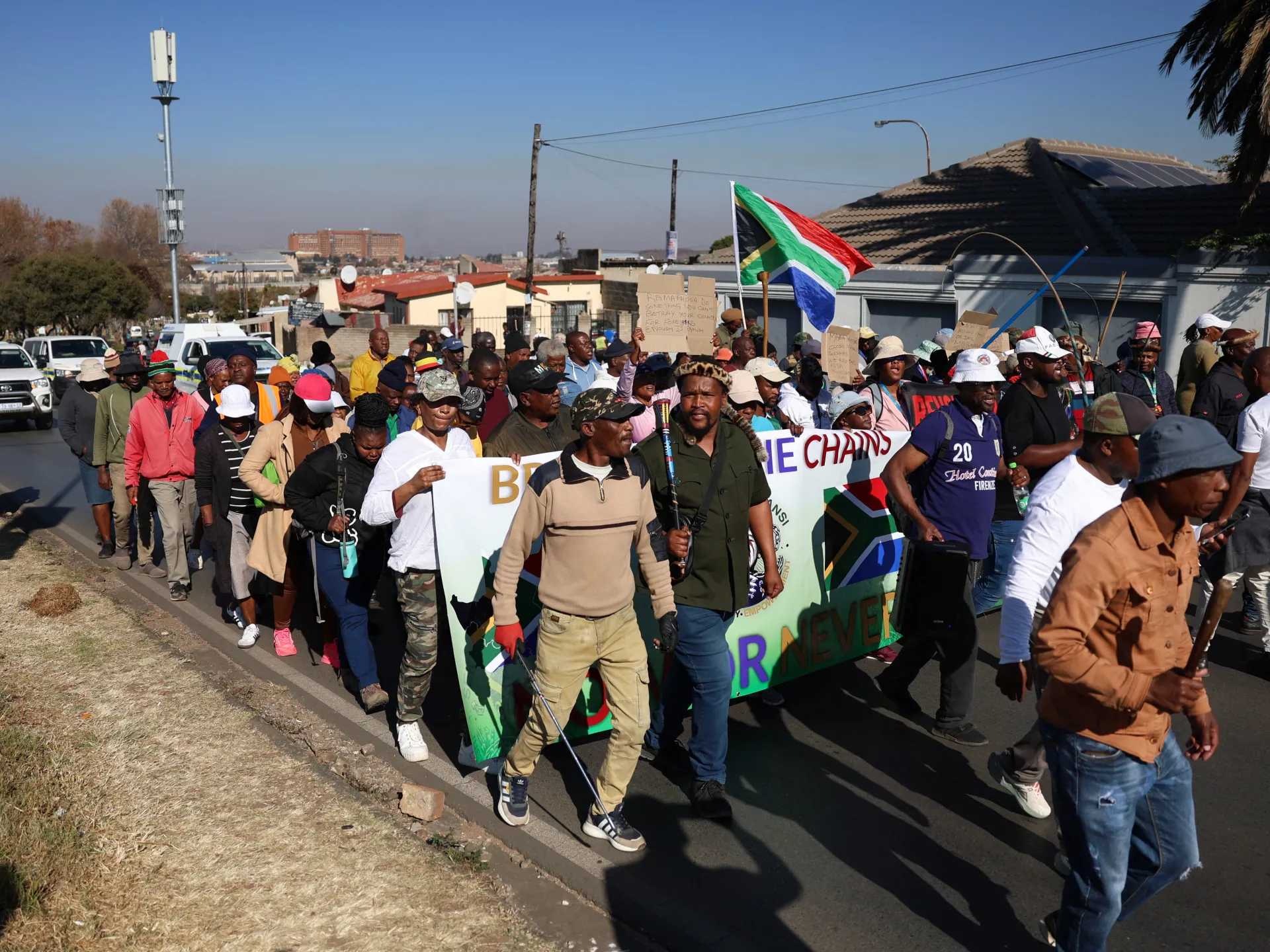 Sør-afrikanske demonstranter skremmer migranter mens bistandsgruppen advarer