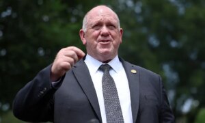 Tom Homan innrømmer &laquo;Det er et problem&raquo; hvis agenter ikke identifiserte seg til Lorenzo Salgado Araujo før de drepte ham