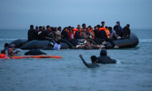 Rekord 230 mennesker når Storbritannia på enkeltbåt etter å ha krysset Den engelske kanal