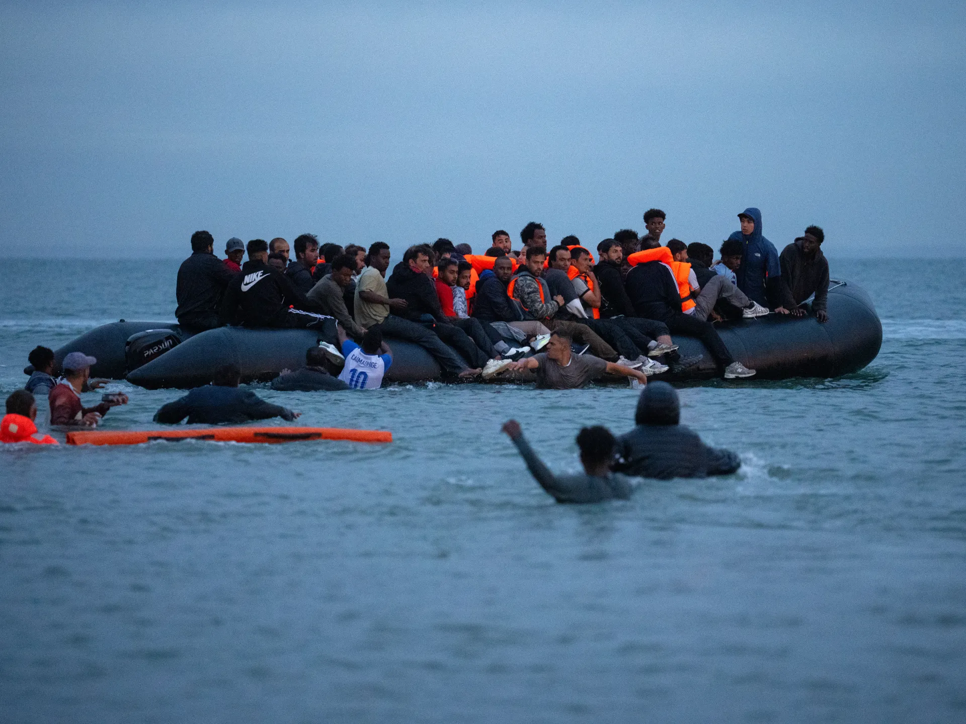 Rekord 230 mennesker når Storbritannia på enkeltbåt etter å ha krysset Den engelske kanal