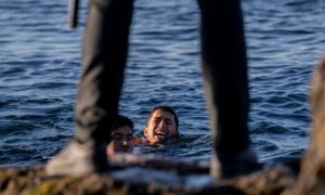 Ceutas leder sier at 100 døde i grenserush, mens opptil 5000 fortsatt er i enklaven