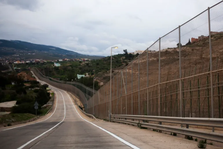 En utsikt over grensegjerdet som skiller den spanske enklaven Melilla fra Marokko i Nord-Afrika (Fil: AP Photo)
