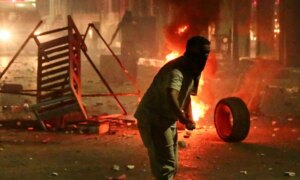 Søket fortsetter i Tunisia ettersom migrantbåten synker vekker protester